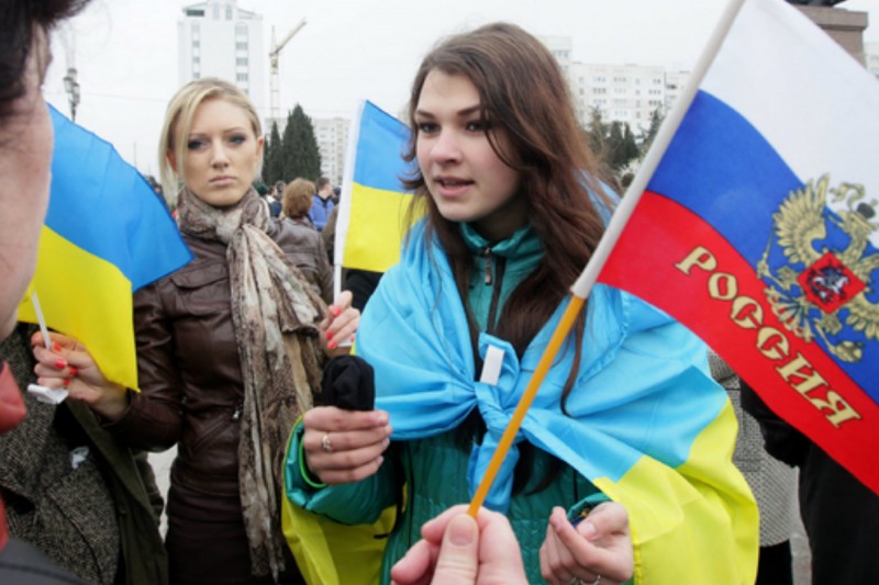 U slučaju Ukrajine hibridni rat doveo je do referenduma i aneksije, prisajedinjenja Krima Rusiji, dok su u njenom istočnom delu oružani sukobi i samoproglašenje ‘’nove države’’ dugoročno potisnuli i ugrozili perspektive ukrajinskog članstva u EU